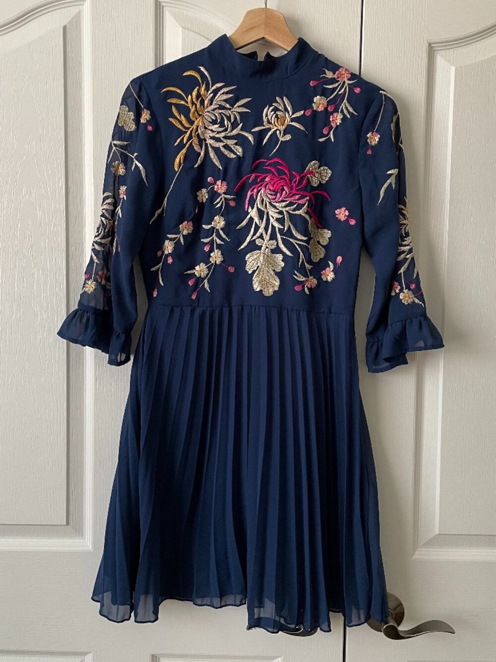 NWT ASOS Embroidered Pleated Midi Dress Womens 6 Navy Floral Sheer Sleeve